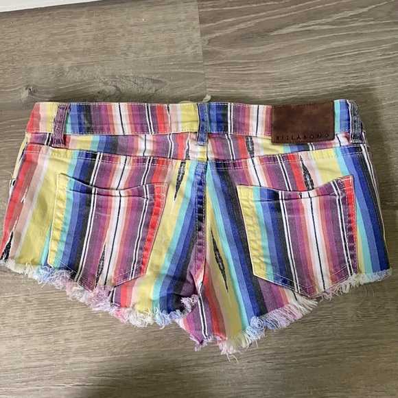 Billabong Shorts - Picture 2 of 4